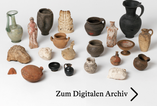 Ein Foto unterschiedlicher antiker Artefakte.