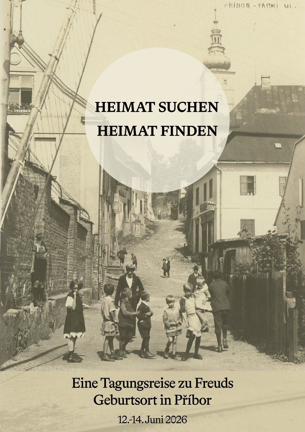 Historische Ansicht einer engen Gasse mit Menschen und darüber dem Text Heimat suchen - Heimat finden