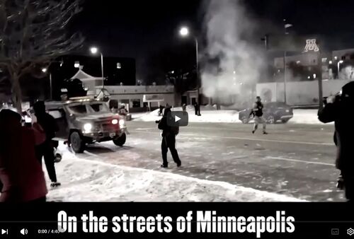 Mehrere Persnonen und ein Fahrzeug sowie eine Kamera in einer Straßenkampfszene. Darunter der Titel "On the Streets of Minneapolis"