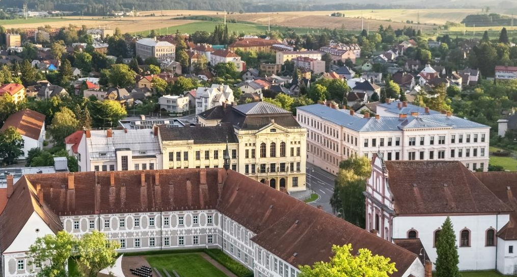 Luftaufnahme eines großen Hofes in einer Stadt, Berge im Hintergrund