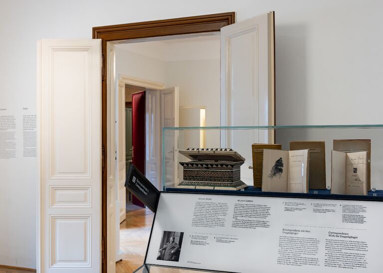 Ausstellungsraum mit Ausstellungsvitrine