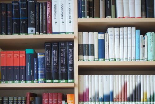Ein Foto eine Bücherregals