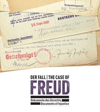 gestapelte Dokumente, beschriebenes Papier mit Stempeln und den Worten "Der Fall Freud - The Case of Freud, Dokumente des Unrechts - Documents of Injustice"