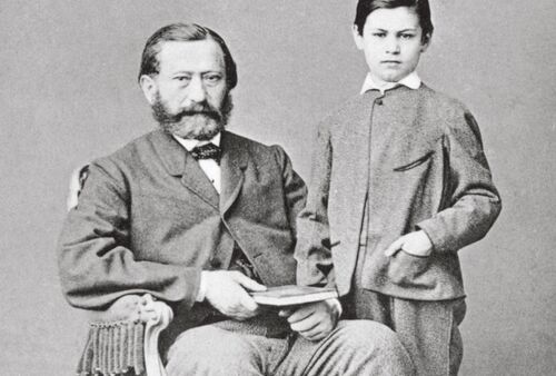 Sigmund Freud als Kind steht neben seinem sitzenden Vater