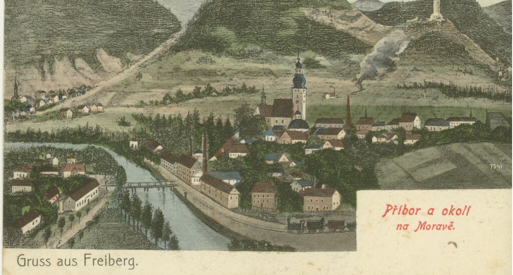 Alte gezeichente Postkarte mit Ansicht einer kleinen Stadt, im Hintergrund Berge. Darunter geschrieben "Gruss aus Freiberg" und "Pribor a okoli na Morave"