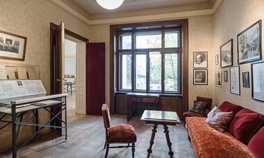 Freud Museum Wartezimmer:  mit Ausstellungsvitirine und Sitzgelegenheiten.